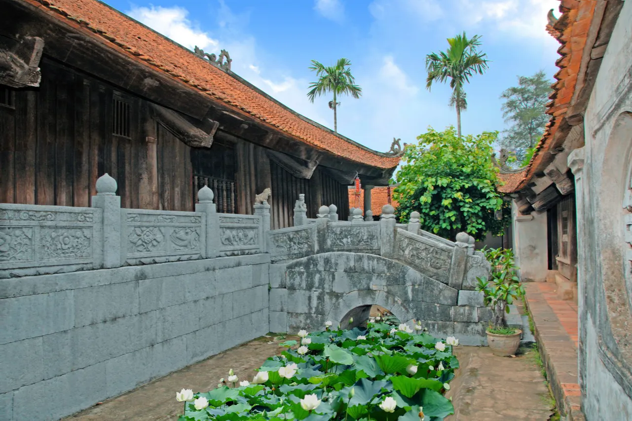 Cầu Đá trong chùa Bút Tháp