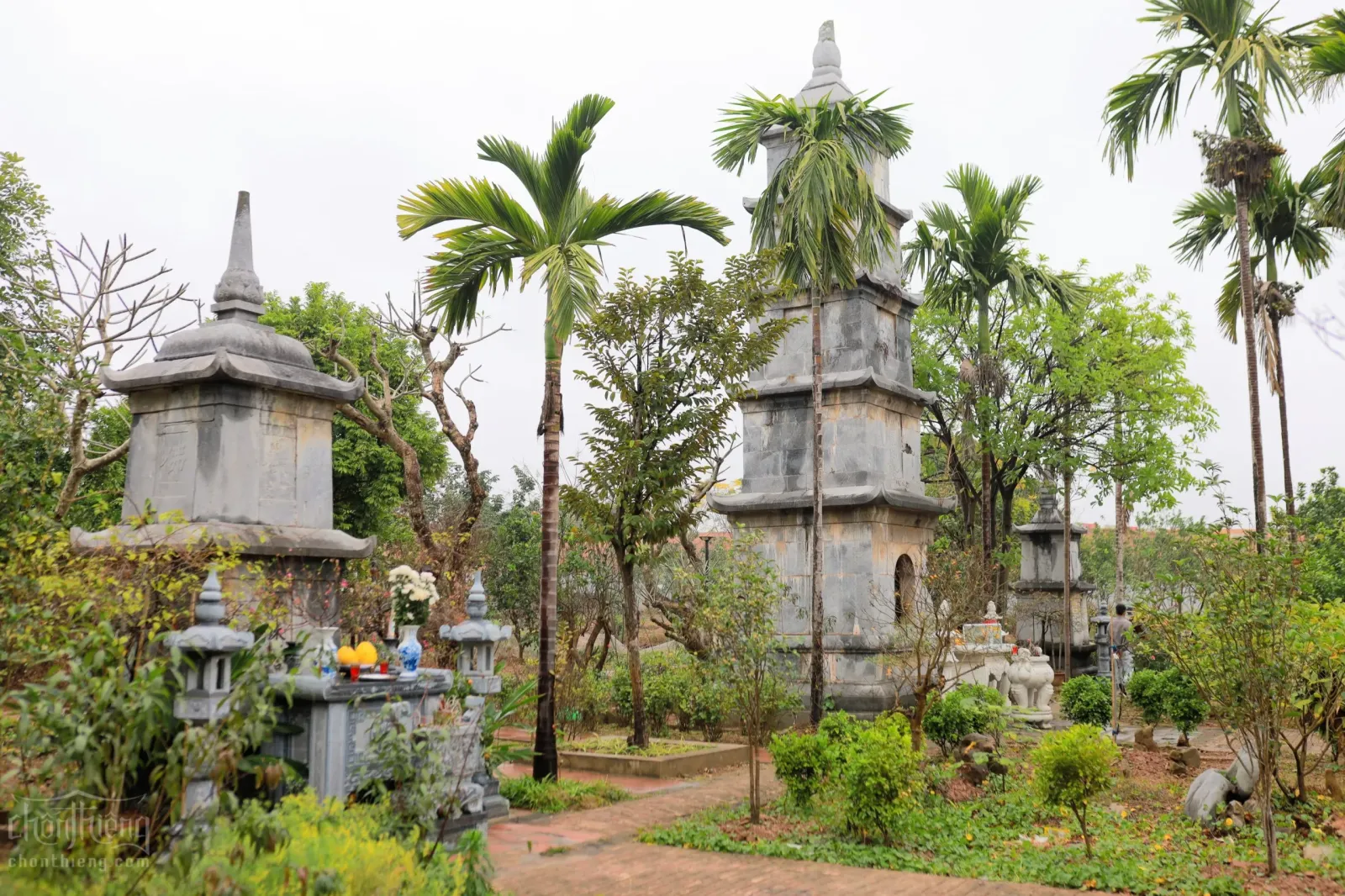 Vườn tháp Chùa Bút Tháp